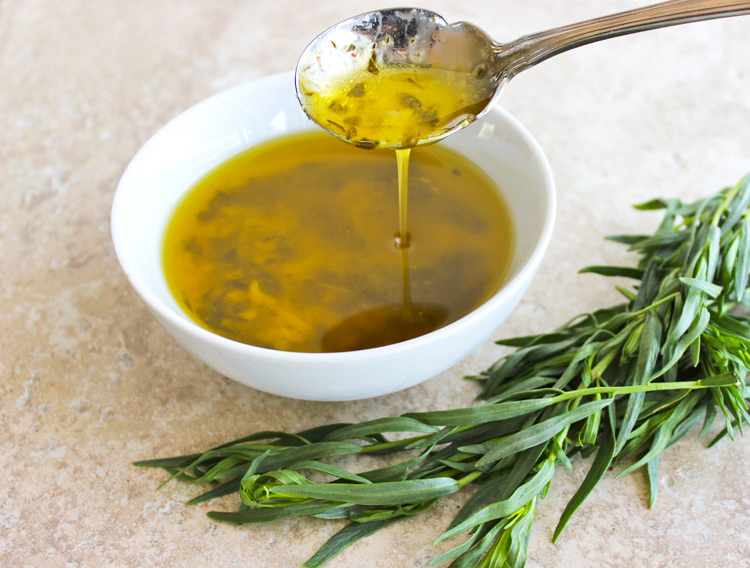 Заправка для салата горчица оливковое масло. Соус винегрет. Соус с оливковым маслом. Тимьяновый соус. Соус из чеснока и оливкового масла.